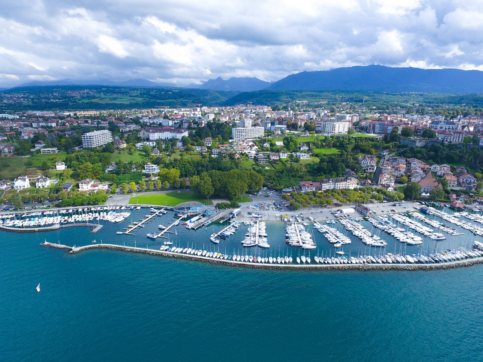 Vue panoramique du Léman et des Alpes